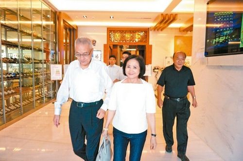 吴敦义（左起）和妻子蔡令怡7月20日到嘉义市拜访国民党前云嘉南总督导陈政宽（右）。 台湾《联合报》记者林伯骅／摄影