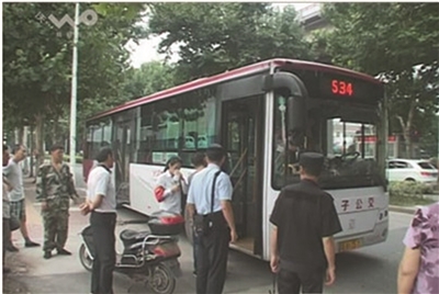 吕师傅开的534路公交车。