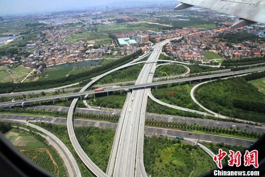 资料图:通过舷窗俯瞰广州。<a target=\'_blank\' href=\'http://www.chinanews.com/\'>中新社</a>发 孙自法 摄