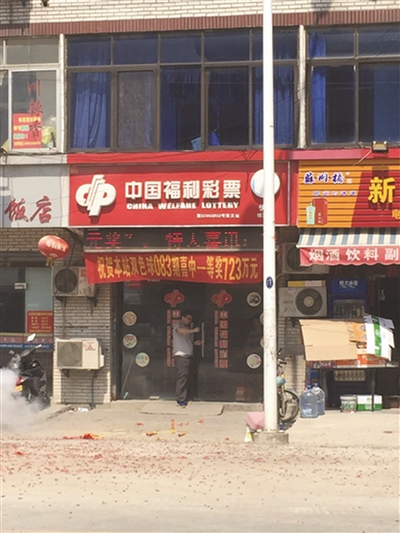 苏州年轻彩民购双色球游戏获惊喜 苏州年轻彩民购双色球游戏获惊喜