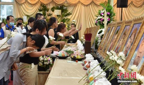 7月21日,台湾“7·19”游览车事故大陆罹难者家属抵台,完成DNA检体采集后首先赶往设在桃园市中坜殡仪馆的灵堂献花、寄托哀思。 中新社记者 徐冬冬 摄