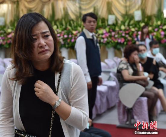 7月21日，台湾“7·19”游览车事故大陆罹难者家属抵台，完成DNA检体采集后首先赶往设在桃园市中坜殡仪馆的灵堂献花、寄托哀思。 中新社记者 徐冬冬 摄