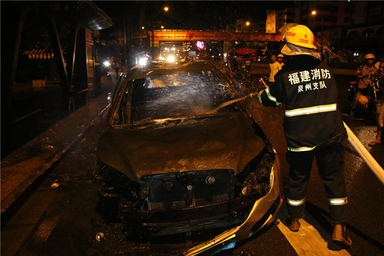 轿车突起火 司机急逃生|轿车|起火