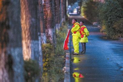 长春市人民大街与湖波路交会处，维管中心工作人员从下午三点多就坚守在路边，严阵以待 新文化记者 郭亮 摄