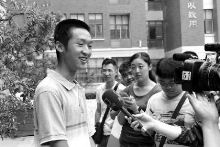 西安中考成绩昨公布 城六区录取线559分 比去