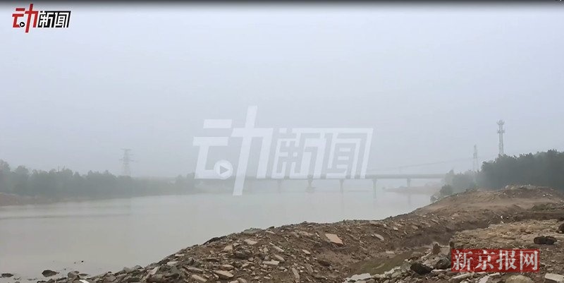 实况直击邢台洪灾:河堤现缺口 碎石遍布
