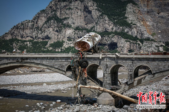 7月23日，井陉矿区贾庄镇，在特大暴雨中损毁的车辆。中国青年报·中青在线记者 赵迪/摄