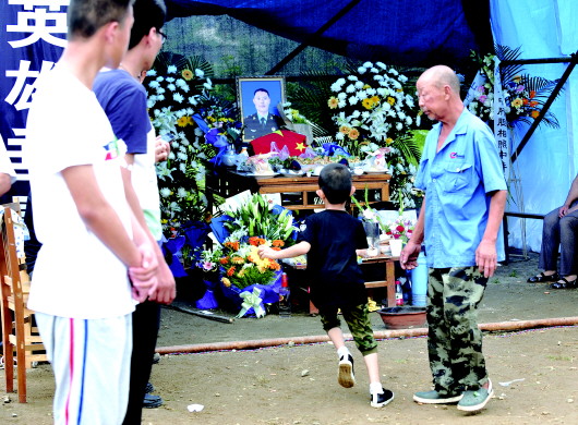 维和烈士杨树朋骨灰今日安葬