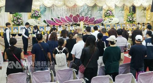 辽宁观光团罹难者“头七”法会，7月25日在中坜殡仪馆怀源厅举行，罹难者家属由法师带领诵经为往生者哀悼祈福。 台湾“中央社”记者施宗晖摄