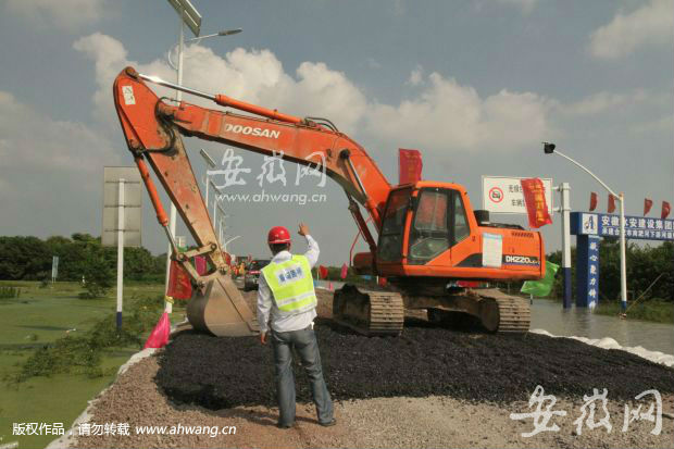 合肥护路队冒高温运输抗洪物资 环巢湖大道仍
