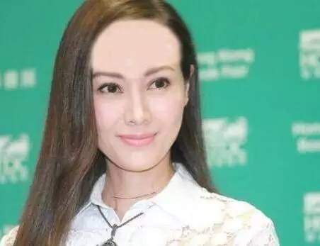 刮掉额前的小碎发这些手法上推发际线,让额头显得更高更饱满