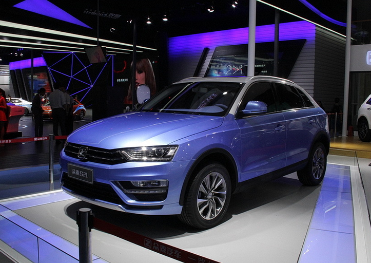 买一台车还是买一个屏 看看国产大屏幕汽车