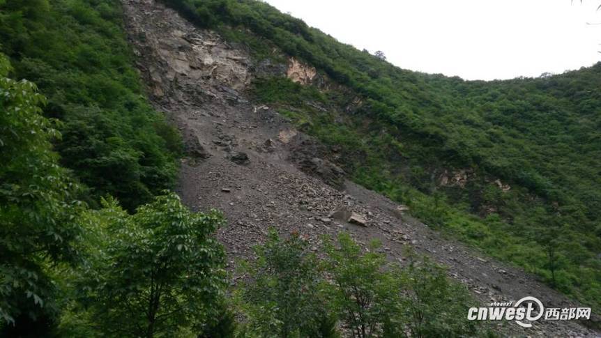 省道210線姜眉路K223十900(武關(guān)驛鎮(zhèn)竹林灣)因暴雨沖刷致山體塌方。