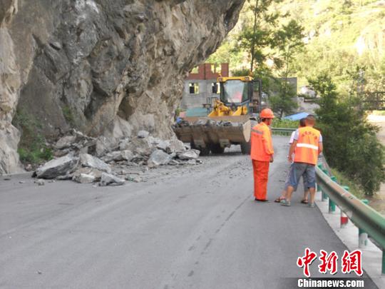 甘肃文县至九寨沟旅游线路塌方 上百车辆受阻
