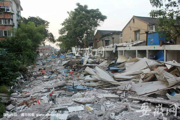 芜湖胜利渠菜市场今日凌晨拆除 因存安全隐患