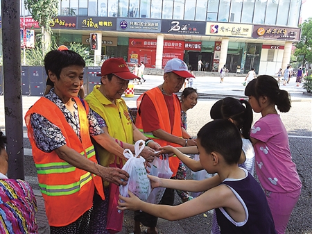 清凉饮品送爱心志愿者|志愿者|爱心