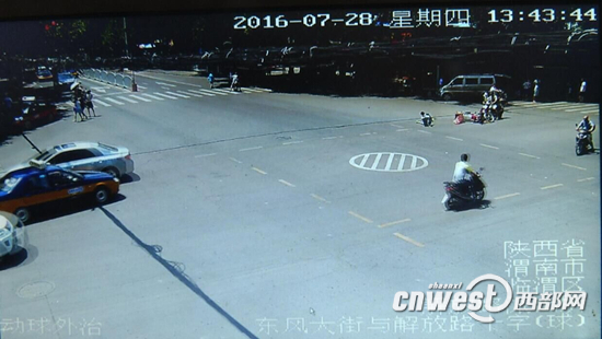 外卖小哥送餐闯红灯撞伤人 在交警队撒泼咬伤