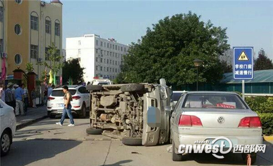 面包车变“碰碰车”，小区连伤四车后“自翻”。