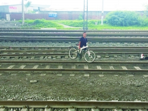 事故发生后,仍有人横穿铁路线。
