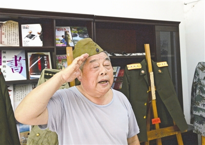 歪戴的船形帽 长长的骑兵刀 上百宝贝见证老