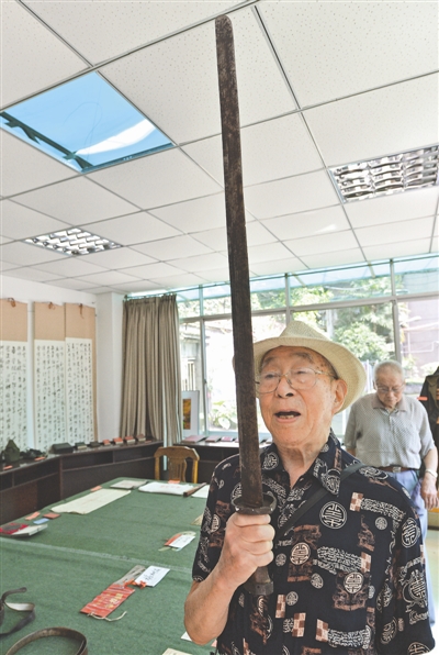 歪戴的船形帽 长长的骑兵刀 上百宝贝见证老