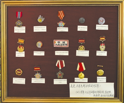 歪戴的船形帽 长长的骑兵刀 上百宝贝见证老