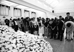 7月29日，遇难者家属在大连市殡仪馆祭奠亲人。 新华社发