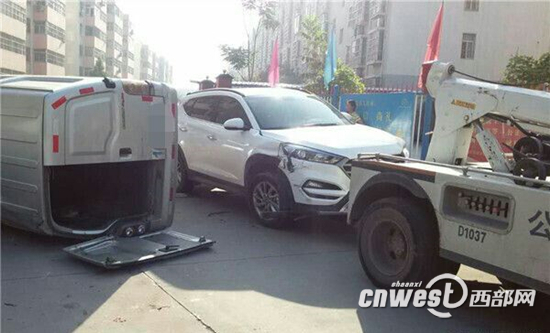 面包車變“碰碰車”，小區(qū)連傷四車后“自翻”。