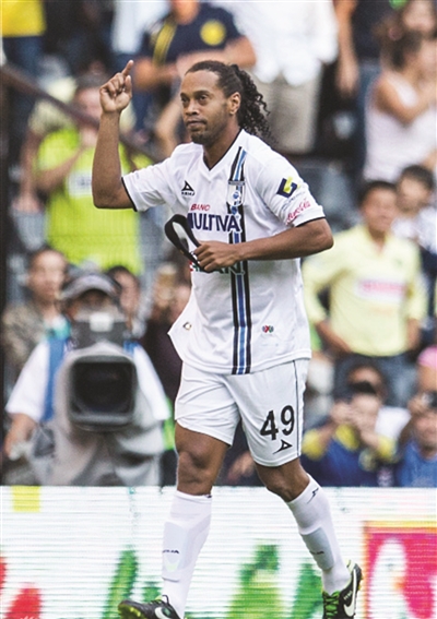 小联赛周末场次多 美洲虎可不败 美洲狮分胜负