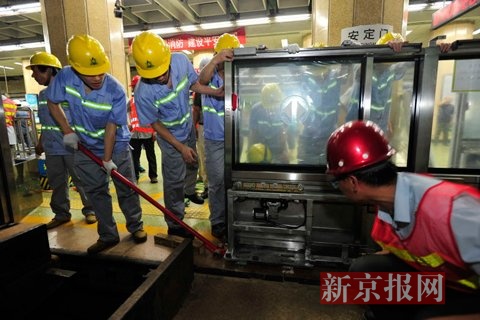 北京地铁2号线安定门站试装站台门