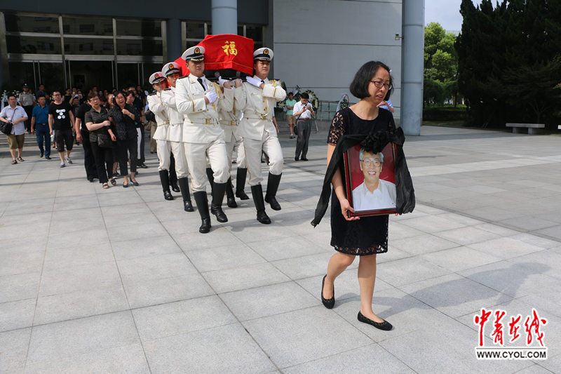陆谷孙先生遗体告别仪式在上海龙华殡仪馆举行
