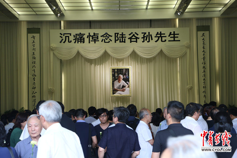 陆谷孙先生遗体告别仪式在上海龙华殡仪馆举行