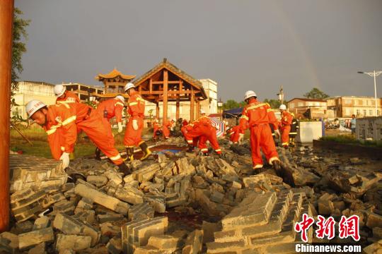 消防官兵在现场救援。 韦功兵 摄