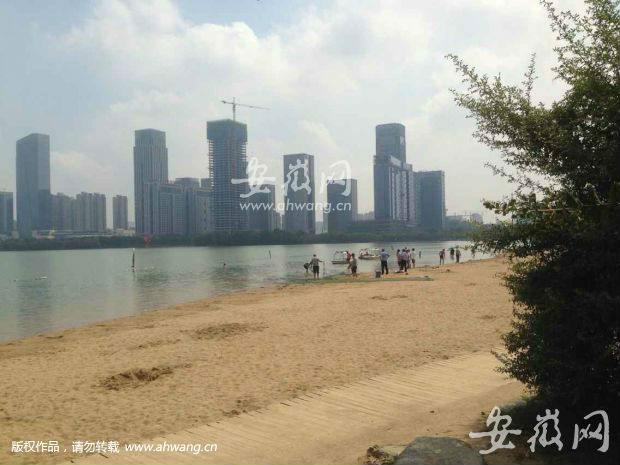 2男1女凌晨到合肥天鹅湖游玩 一小伙游泳后失