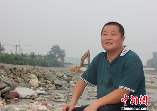 陈宇凝望“水洗”后的古槐河河道。此次洪灾中，他的漂流公司基础设施几乎完全被毁。帮助政府打通生命通道后，他才开始组织企业自救、重建家园。 姜文山 摄
