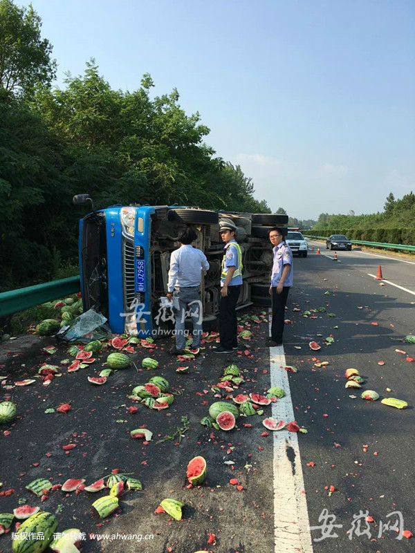 安庆:货车爆胎侧翻女子受伤 西瓜滚落一地(图)