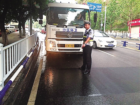 数辆摩托车同一地点滑倒 原是交通事故后路面