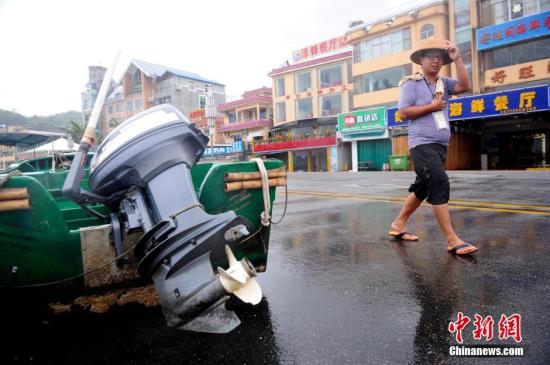 台风“妮妲”正面袭击珠三角 风暴潮凶猛