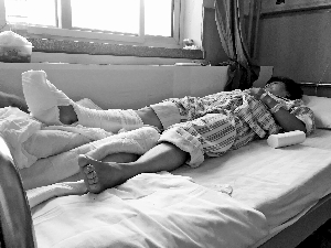 在北京中医药大学第三附属医院骨科病房内，闫女士的右腿缠着纱布，正在接受治疗。