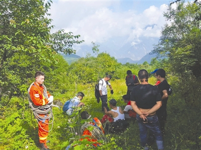 90后研究生与人约跑九顶山 大雾中坠下百米山谷遇难