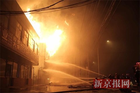 火灾现场。新京报记者彭子洋 摄
