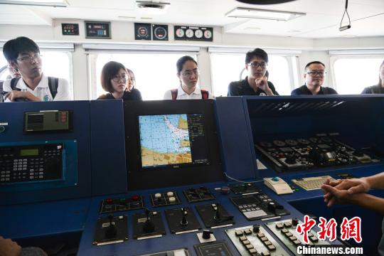 图为营员们参观“海巡21号”海事巡逻船。洪坚鹏 摄