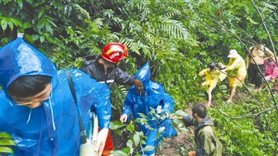 青城后山暴雨 数十游客被困 消防队解救后已安全下山