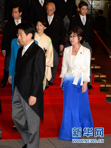8月3日，在日本东京首相官邸，日本防卫大臣稻田朋美（前右）等阁僚在合影后离开。 新华社记者 马平 摄