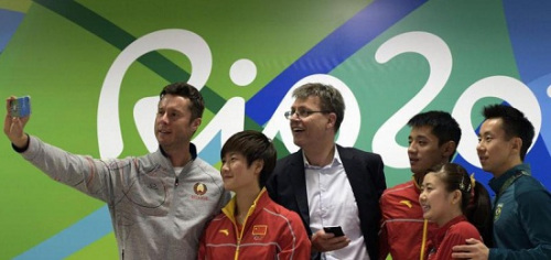 际乒总会长与中国球员开心自拍 称里约治安不