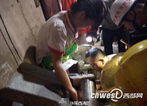 彬縣一女子右手被壓面機“咬住”。