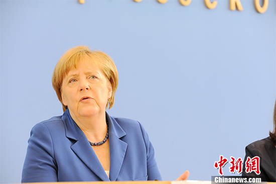 当地时间7月28日，德国总理默克尔中断休假返回柏林直面媒体。中新社记者 彭大伟 摄
