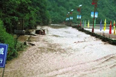 陕西宝鸡突降暴雨山洪暴发4人被冲走1人失踪