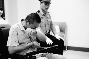 庭审称妻子与老王儿子有染得知被通缉后主动投案