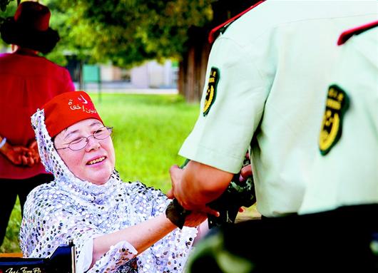 图文:付理芬在襄阳武警支队为官兵们缝补衣